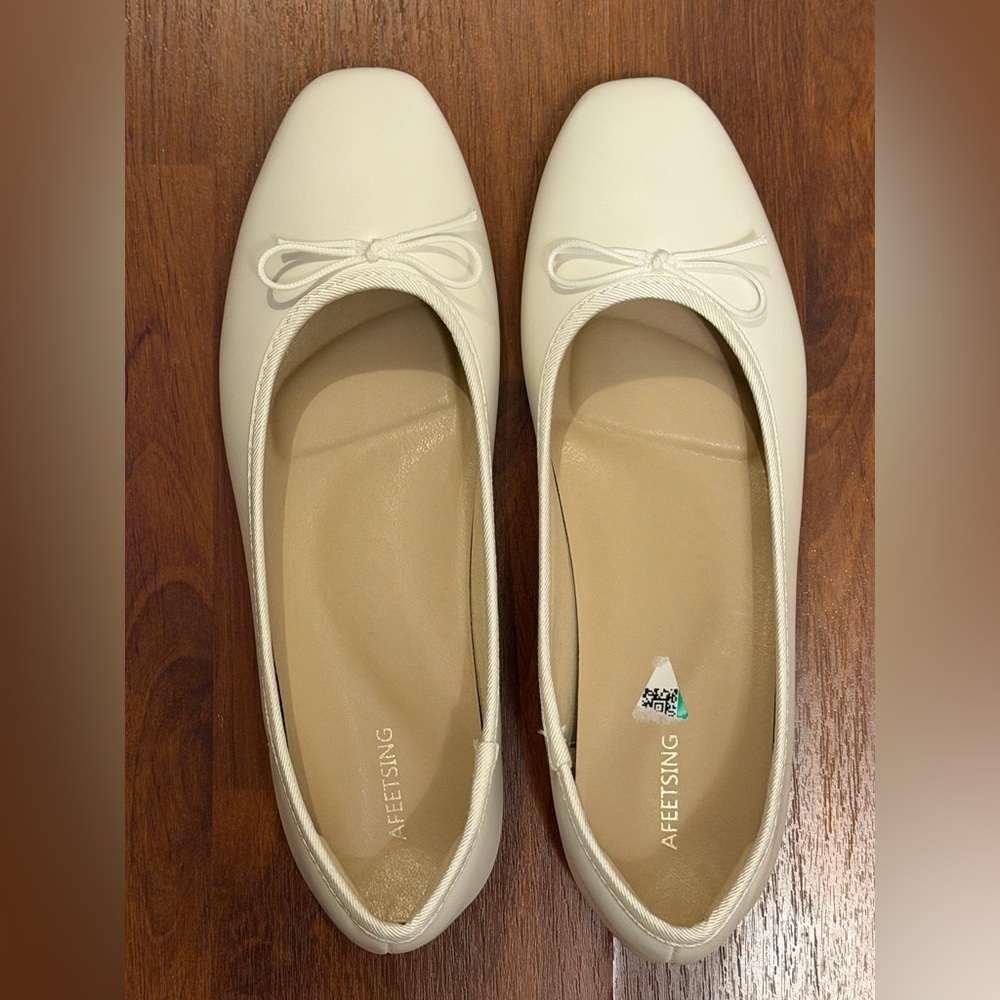 Women's White Ballet Flats with Bow